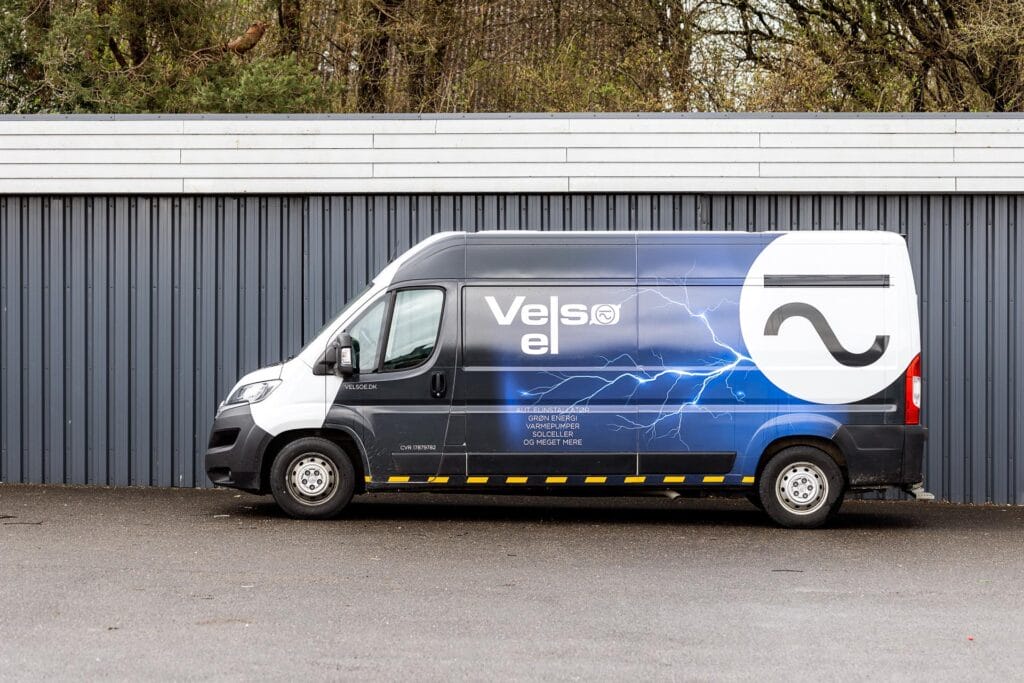 Firmabil med Velsoe El branding og lynmotiv